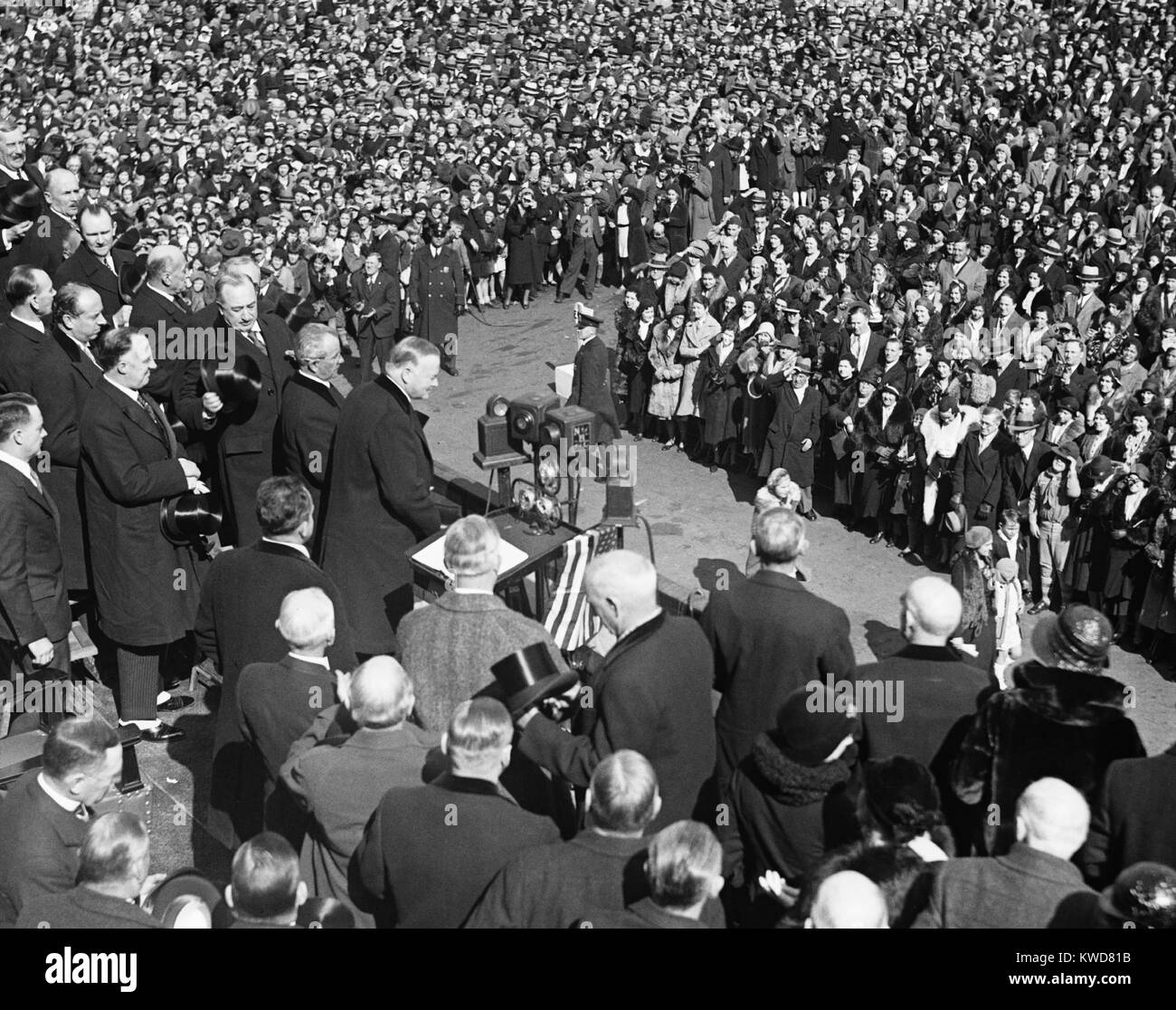 Il presidente Herbert Hoover risolve una folla durante la sua campagna 1932 di rielezione. Hoover perso, ricevendo 15,7 milioni di voti ai democratici Franklin Roosevelt 22,8 milioni. (BSLOC 2015 16 253) Foto Stock