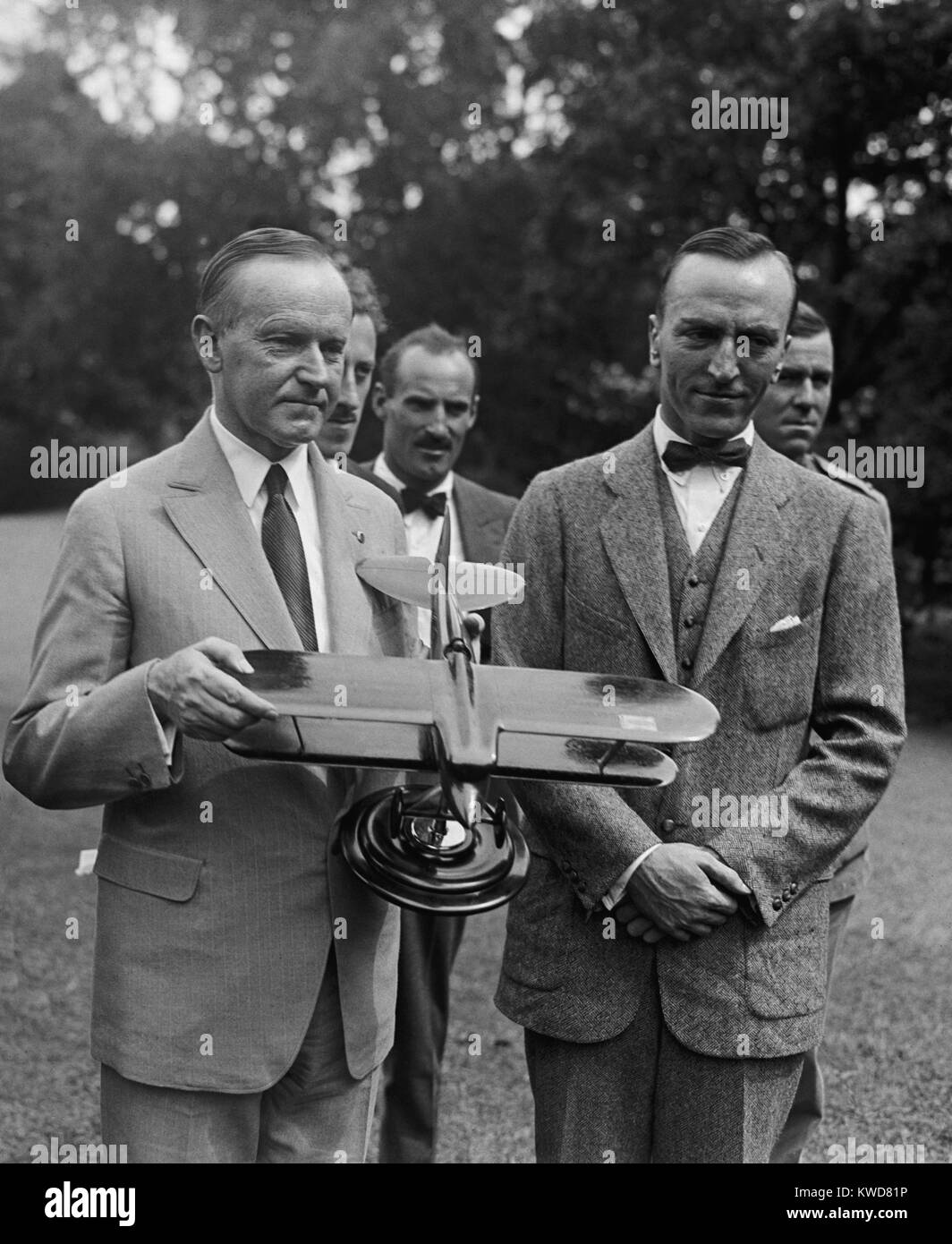 Presidente Calvin Coolidge esamina un modello di aeroplano, presentato da aviatore Eddie Rickenbacker. Sett. 14, 1925. Durante la visita alla Casa Bianca, Lt. Rickenbacker (a destra), ha invitato il Presidente a New York gare d'aria. (BSLOC 2015 16 32) Foto Stock