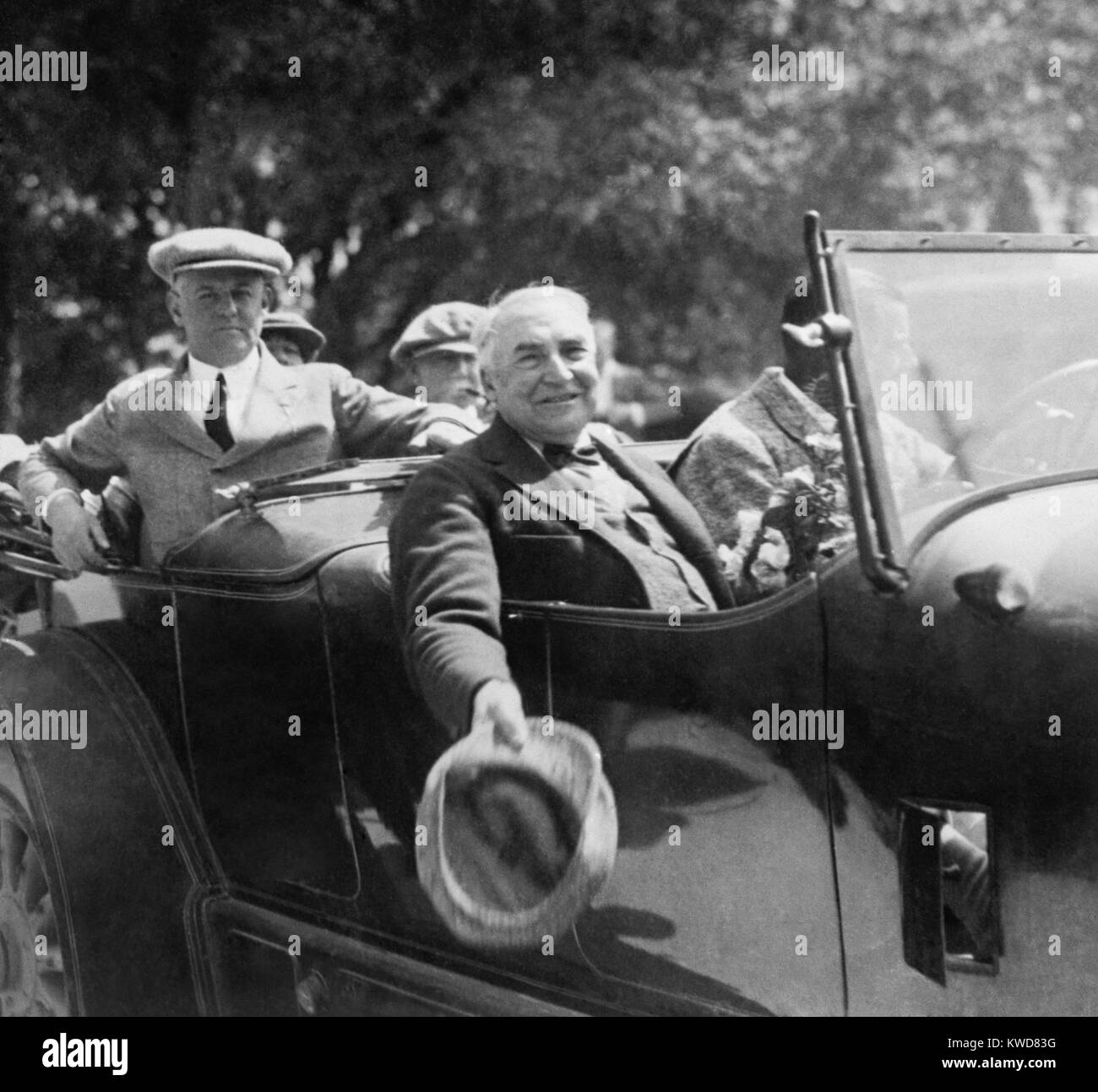 Il presidente Warren Harding in sella ad una vettura in Florida, marzo 1923. Su un campo da golf per le vacanze con gli amici è diventato stanco prima ha terminato ogni round di golf, che indica il suo stato di salute era in calo. (BSLOC 2015 16 7) Foto Stock