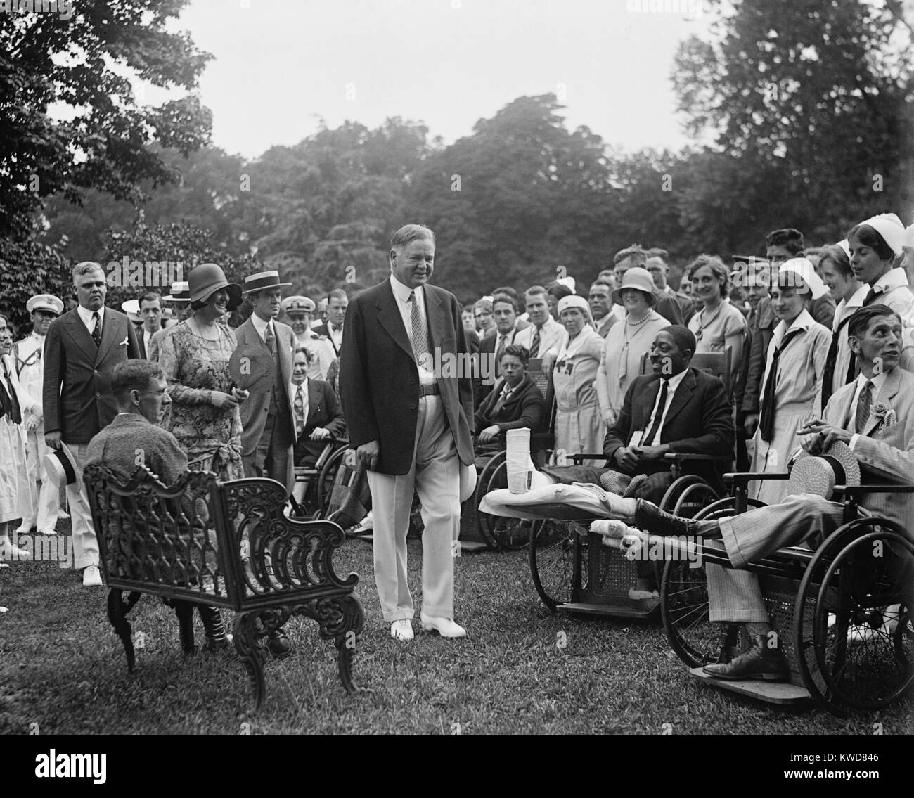 Il presidente Herbert Hoover e la First Lady alla Casa Bianca il ricevimento per i veterani, 27 giugno 1929. La inclusione di un afro-americano in un evento fotografato fu probabilmente richiesti da Hoover. (BSLOC 2015 16 80) Foto Stock