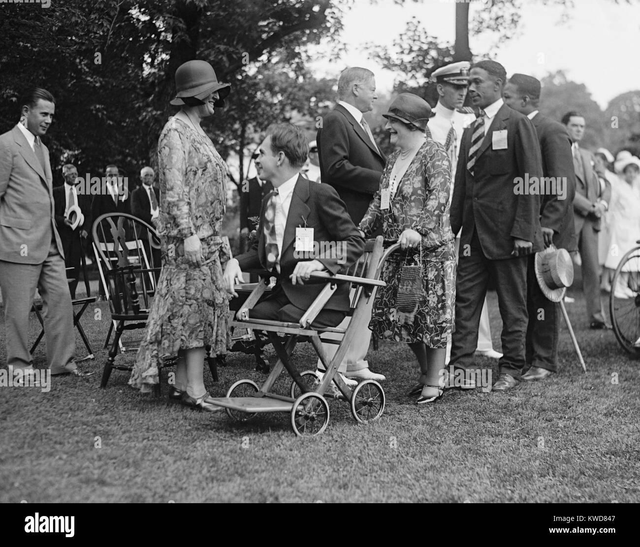 Il presidente Herbert Hoover e la First Lady alla Casa Bianca il ricevimento per i veterani, 27 giugno 1929. La inclusione di un afro-americani in un evento fotografato fu probabilmente richiesti da Hoover. (BSLOC_2015_16_81) Foto Stock