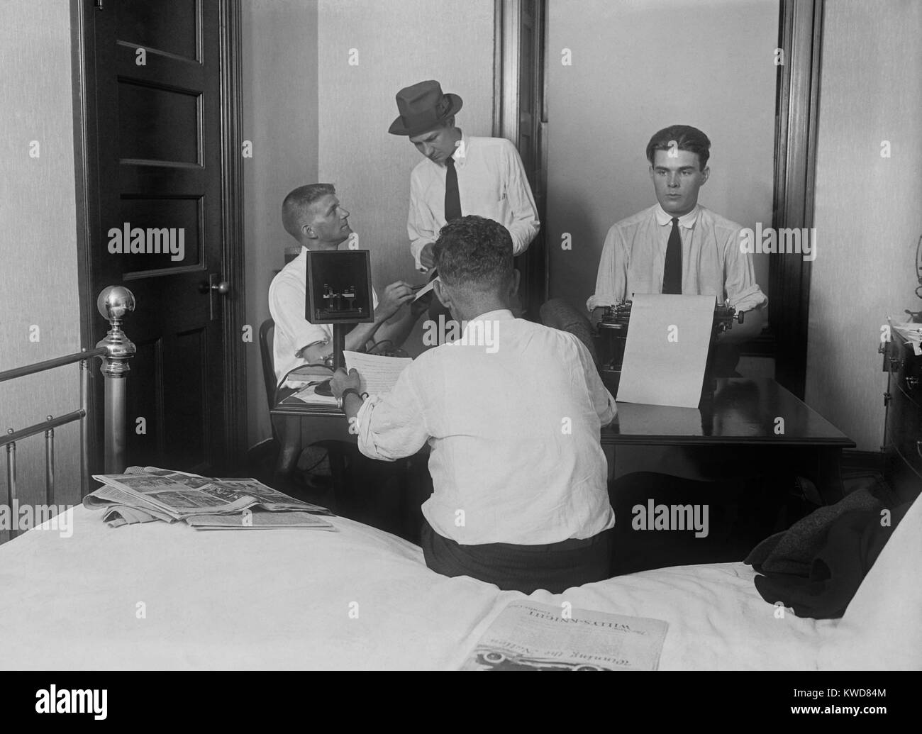 Giornalisti in una "Sala Stampa" al Willard Hotel dopo la morte del Presidente Warren Harding. Il punto di riferimento di Washington D.C. hotel era vicino alla Casa Bianca e anche la residenza di ora Presidente Calvin Coolidge, Agosto 6, 1923. (BSLOC 2015 16 9) Foto Stock