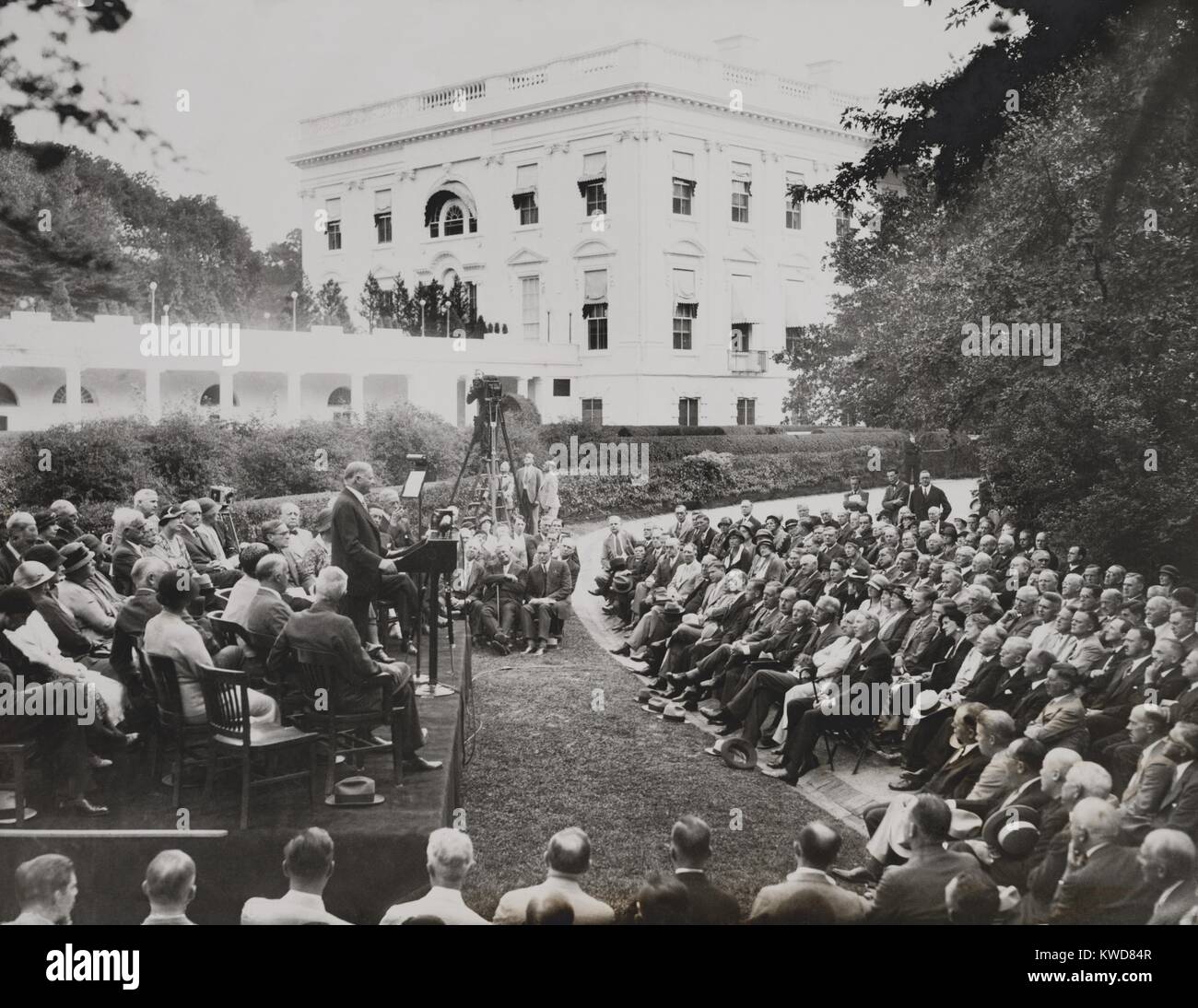 Herbert Hoover parlando alle organizzazioni alla Casa Bianca il benessere conferenza. Sett. 15, 1932. Al momento, la maggior parte di lotta contro la povertà è stato fornito dai governi nazionali e locali, come pure i religiosi e le organizzazioni di volontariato. Molti sono stati sopraffatti dalla Grande Depressione. (BSLOC 2015 16 91) Foto Stock