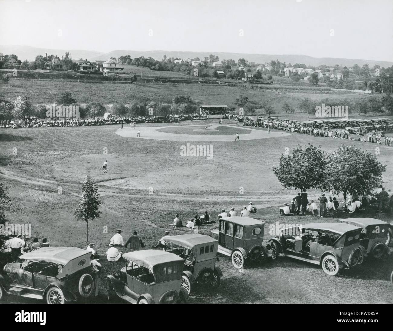 Baseball gioco in campo Seibert, Massanutten Academy, Woodstock, Virginia, 1922. Spettatori guardare il gioco da una tribuna mentre gli altri stanno a guardare dalle vetture in fuori campo lato lontano. (BSLOC 2015 17 1) Foto Stock