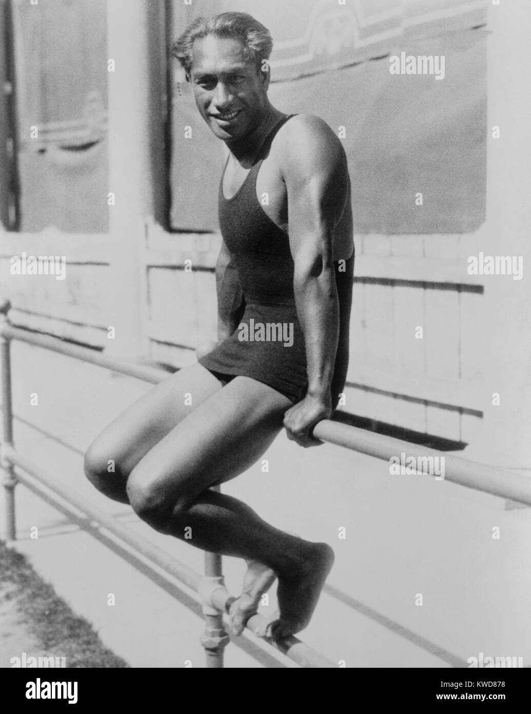 Duke Kahanamoku, Hawaiian nuotatore Olimpico nel 1928. Ha vinto medaglie d oro nel 1912 e 1920 Olimpiadi. (BSLOC 2015 17 139) Foto Stock