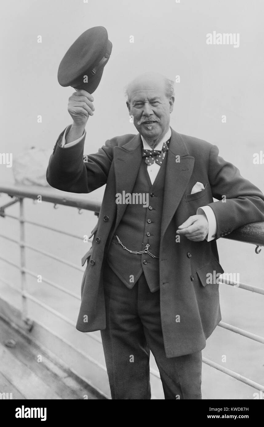 Thomas Lipton nel 1909. Il British drogheria imprenditore e yachtsman realizzato cinque sfide non riuscito in America's Cup Yacht Race tra il 1899 e il 1930. (BSLOC 2015 17 146) Foto Stock