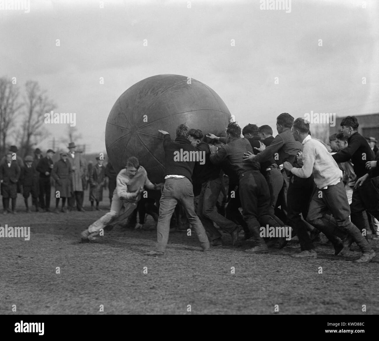 Pushball gioco in Maryland State College, 1923. Pushball è stato giocato da due squadre su un campo con un 6 piedi la sfera di diametro. Inventato nel 1891, ha perso gran parte della sua seguente entro la metà del secolo. (BSLOC 2015 17 161) Foto Stock