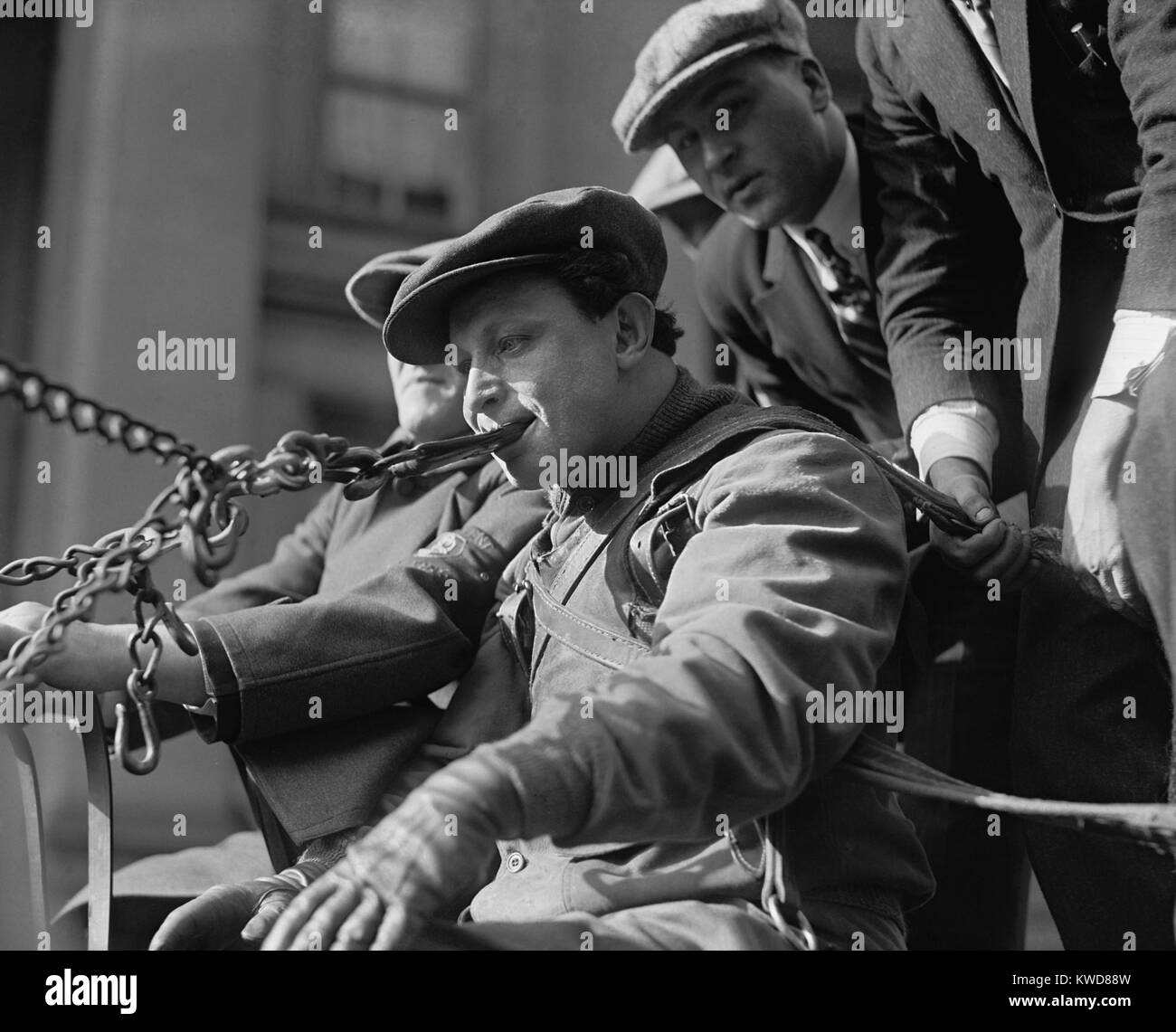 Uomo Forte Sigmund "Zishe' Breitbar tirando un carro carico di 50 persone con i suoi denti. Washington D.C., Nov 27, 1923. (BSLOC 2015 17 172) Foto Stock