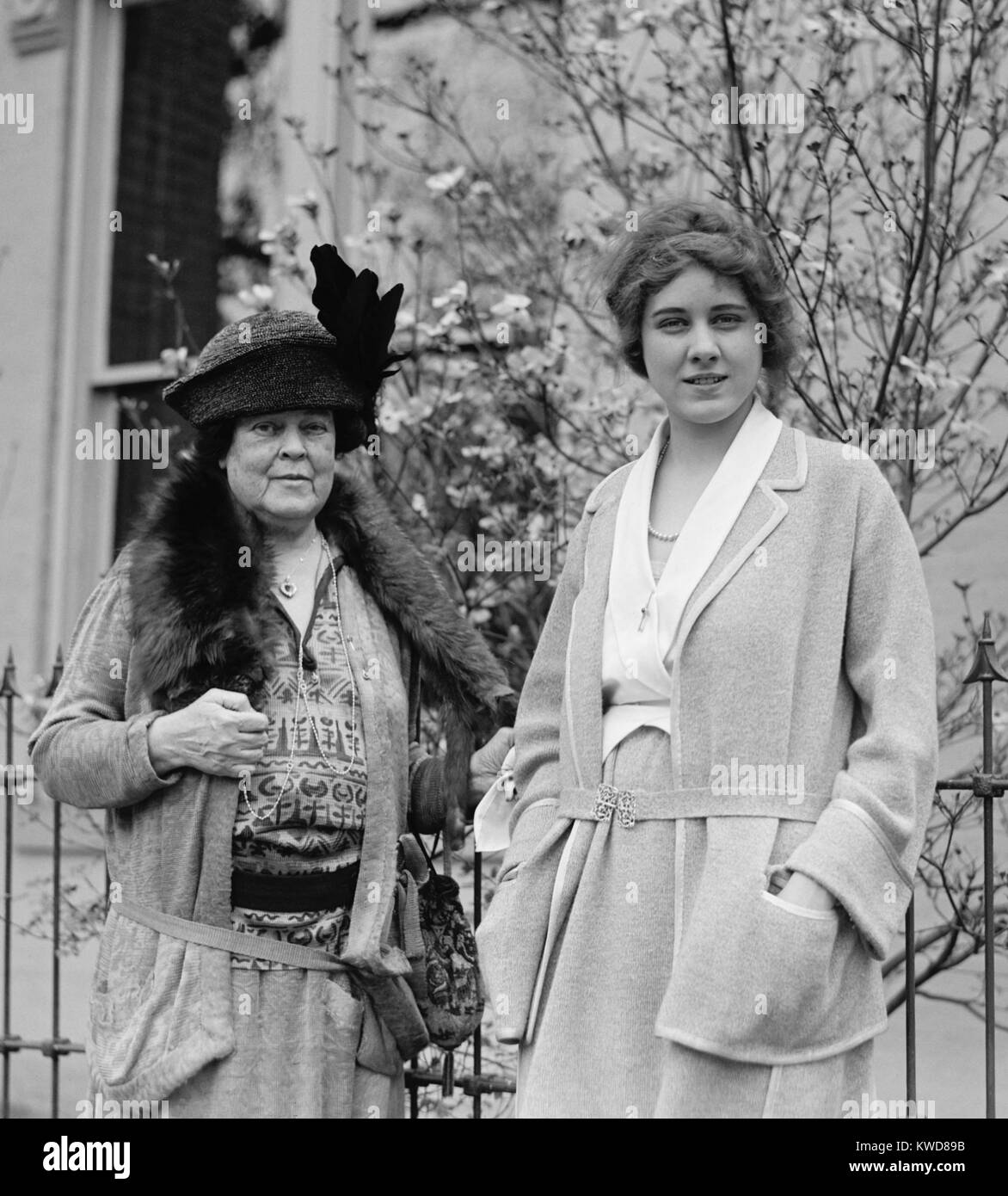 Alva Vanderbilt Belmont e Clare Boothe, 28 aprile 1923. Prima di Booth's matrimonio a George Tuttle Brokaw, ha lavorato per la donna nazionale del Partito a Washington D.C. (BSLOC 2015 17 180) Foto Stock