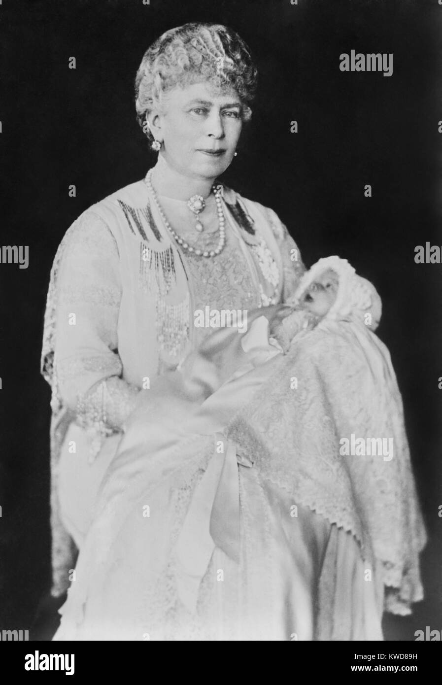 Queen Mary mentre tiene il suo nipote, Elisabetta di York nel 1926. Nel 1953 il bambino è diventata la Regina Elisabetta II. (BSLOC 2015 17 185) Foto Stock