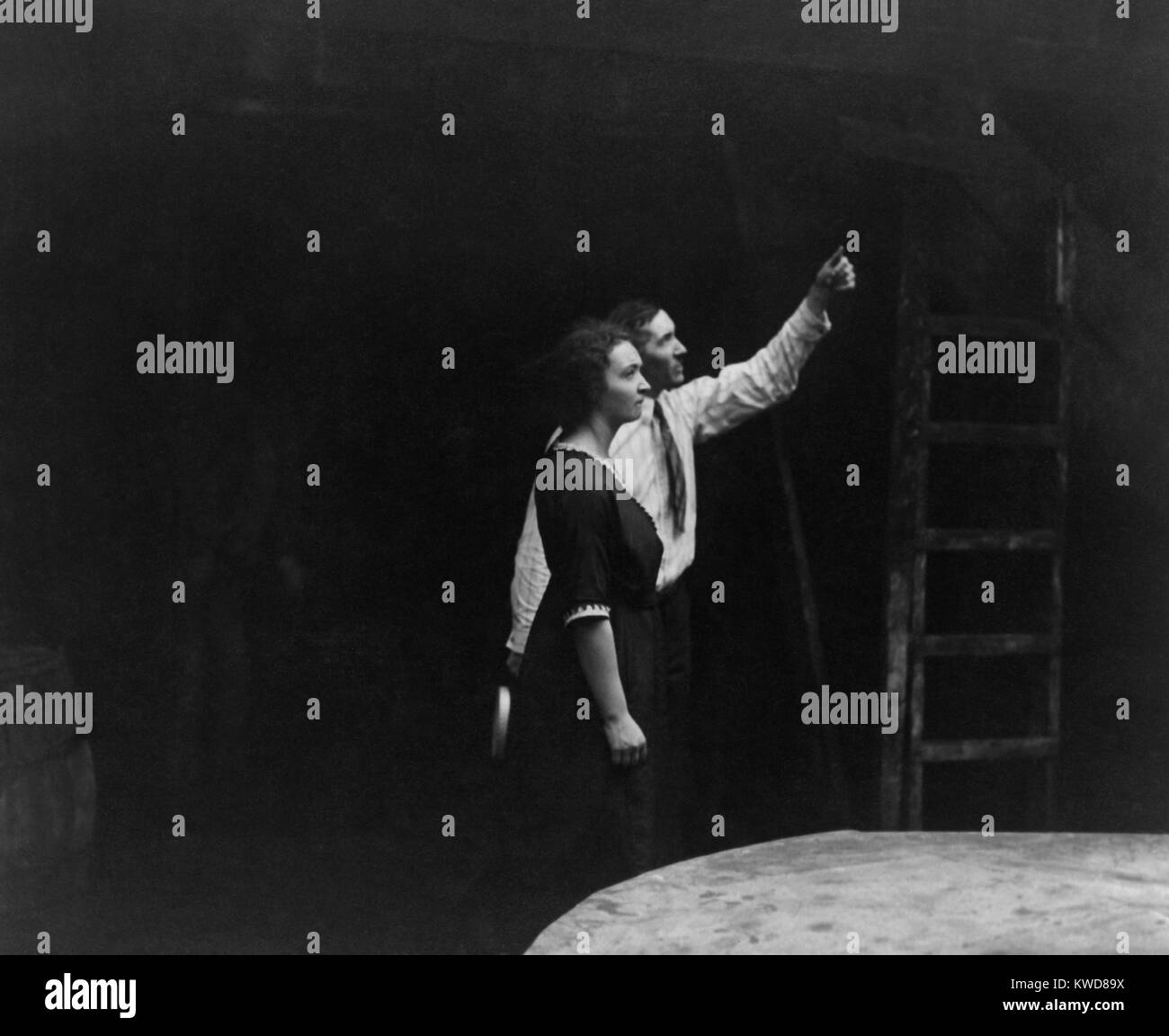 Il fisico Irene Joliot-Curie, con un collega presso Standard Chemical Company, 1921. (BSLOC 2015 17 191) Foto Stock