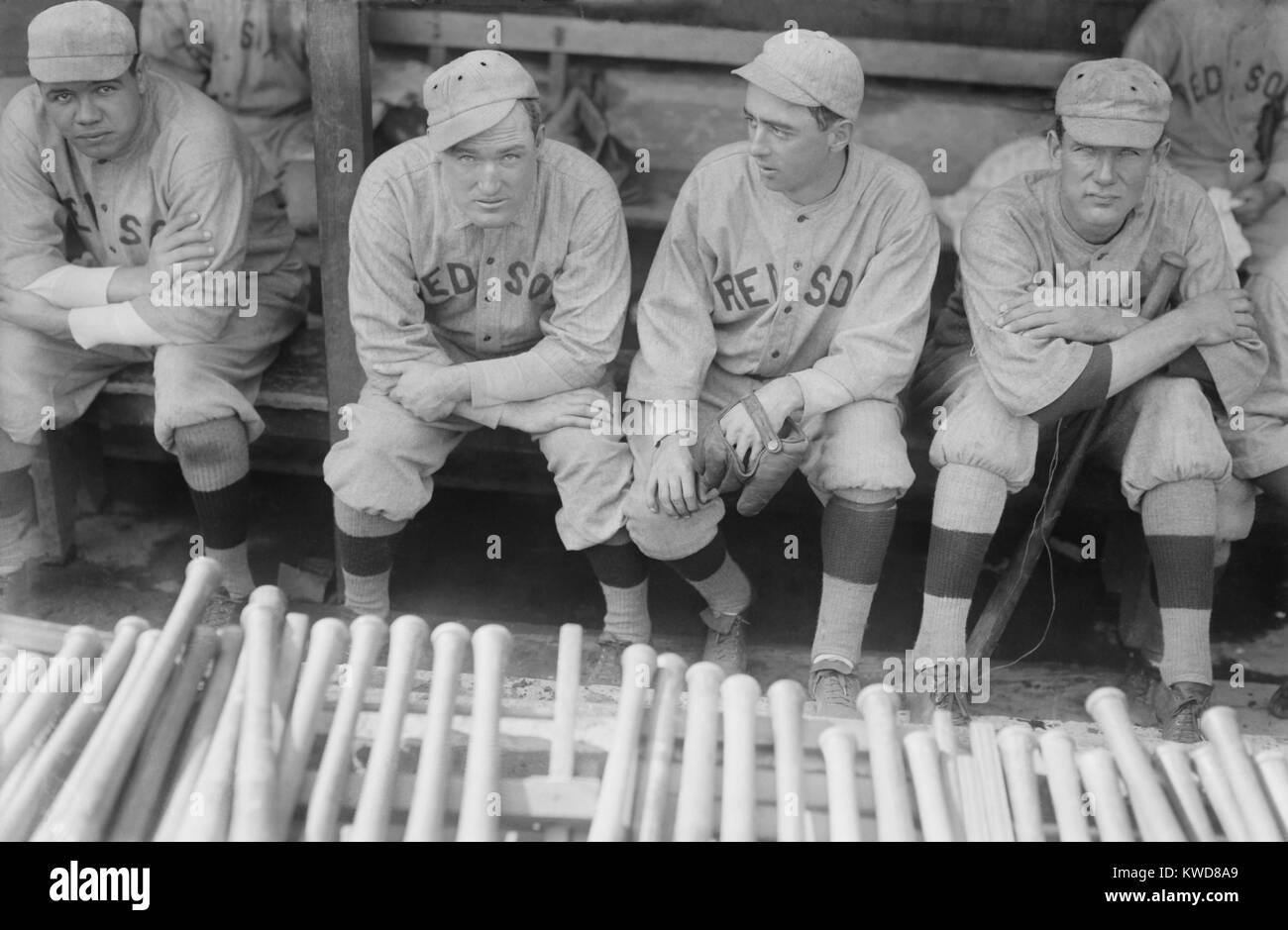 Boston Red Sox giocatori seduti nei loro piroga, 1915. L-R: Babe Ruth, Bill Carrigan, Jack Barry, Vean Gregg. (BSLOC 2015 17 20) Foto Stock