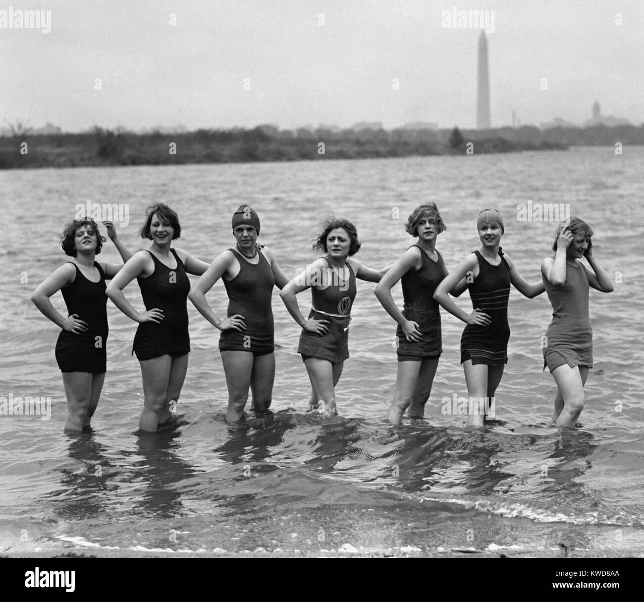 Sette giovani donne in costumi da bagno nel fiume Potomac ad Arlington Beach, 29 aprile 1925. In fondo è il Monumento di Washington. (BSLOC 2015 17 200) Foto Stock