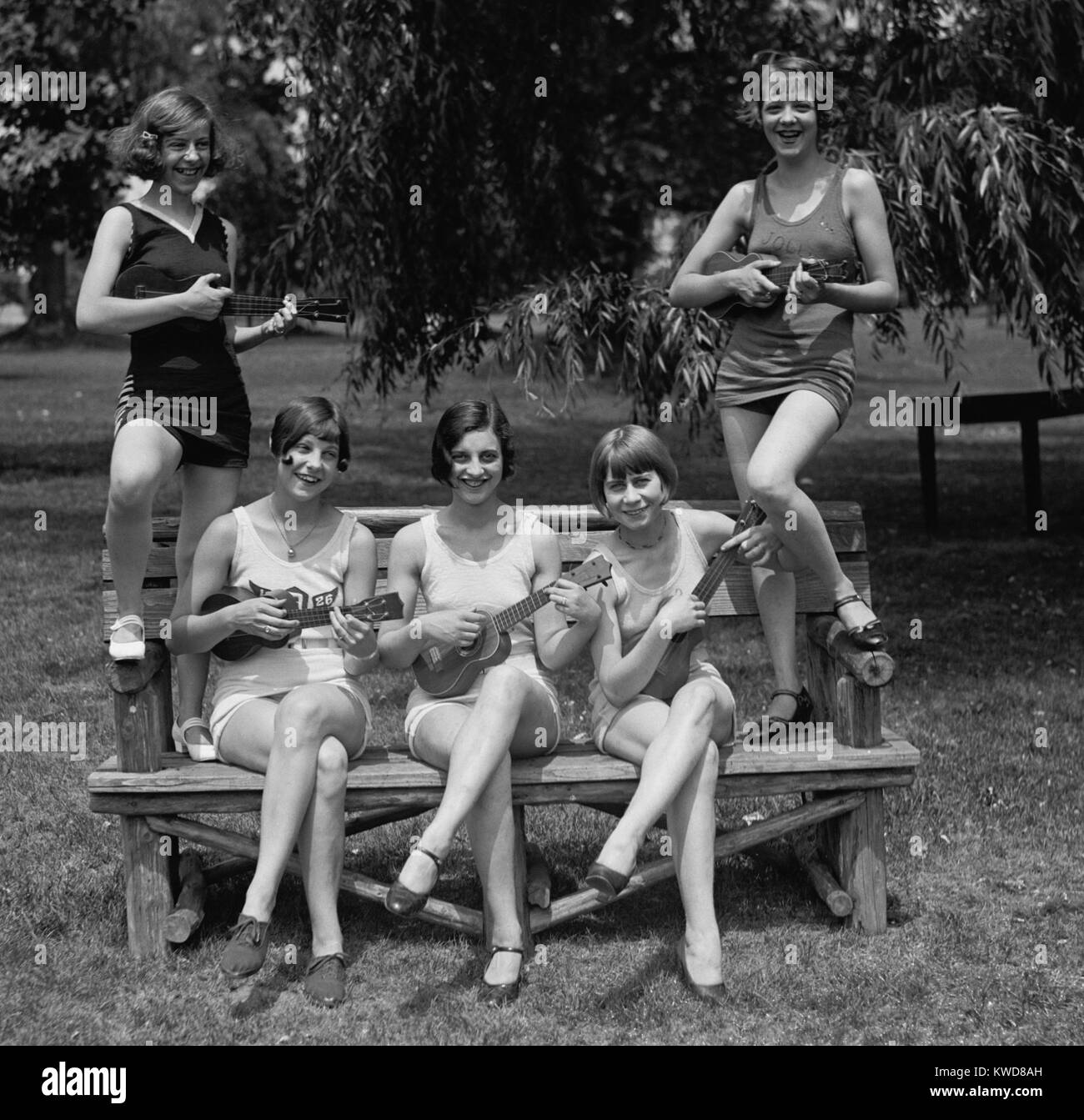 Le donne in costume da porre la riproduzione ukuleles. Washington, D.C. prossimità, Luglio 9, 1926. (BSLOC_2015_17_204) Foto Stock