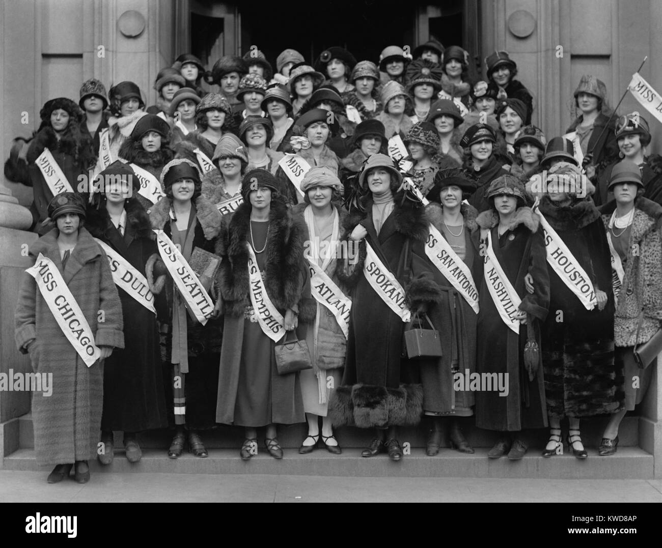 Quaranta-sei concorrenti di bellezza che rappresentano città americane a Washington D.C., nov. 1923. (BSLOC 2015 17 208) Foto Stock