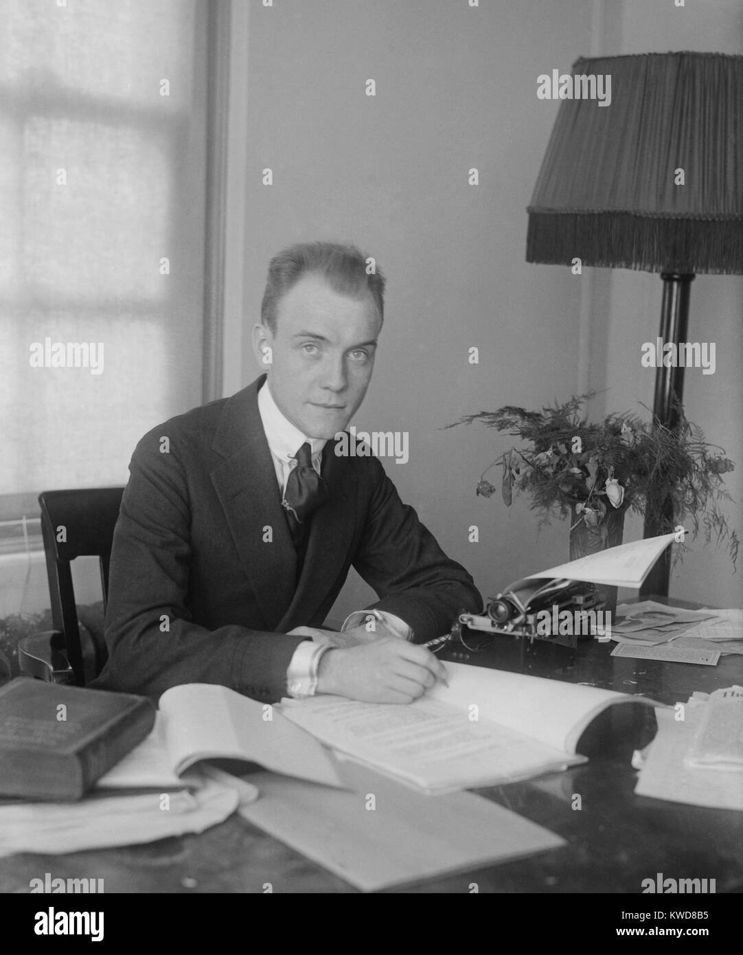 Earl Carroll nel suo ufficio di New York. Egli era un produttore, regista, Cantautore e compositore i cui spettacoli presentati più immodestly vestito showgirls su Broadway. (BSLOC 2015 17 216) Foto Stock