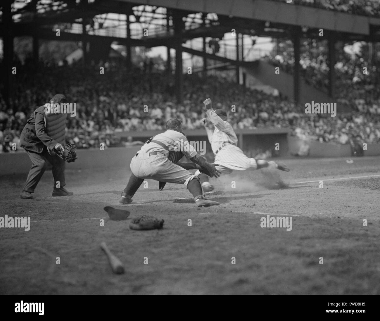 Washington senatori' oca Goslin scorre in modo sicuro in casa, Agosto 15, 1925. New York Yankees' catcher Wally Schan raggiunge per il baseball che è giunto troppo tardi per la. Agosto 15, 1925. (BSLOC 2015 17 8) Foto Stock