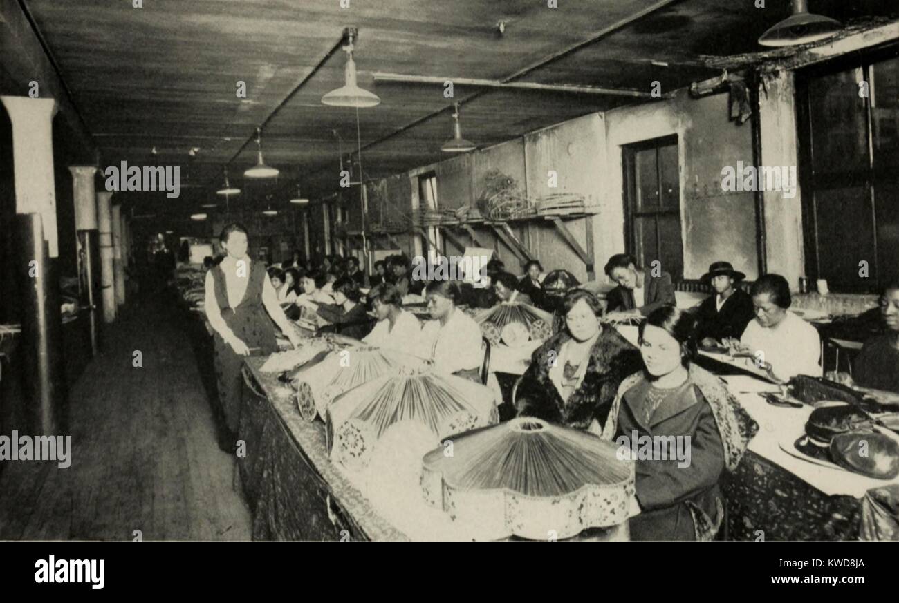 African American le donne a lavorare in una fabbrica di paralume in Chicago, ca. 1920. Circa 40 donne lavoravano in una manodopera a basso costo supervisionato da una donna bianca. (BSLOC 2015 16 136) Foto Stock