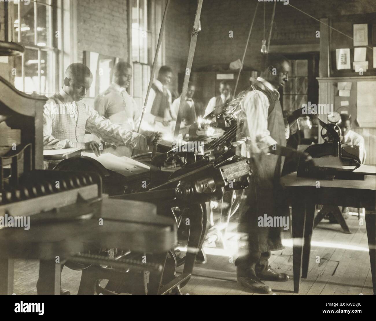 African American uomini al lavoro in presse di stampa. Foto di Arthur P. Bedou di New Orleans dal National Urban League record. Ca. 1910-1925. (BSLOC 2015 16 137) Foto Stock