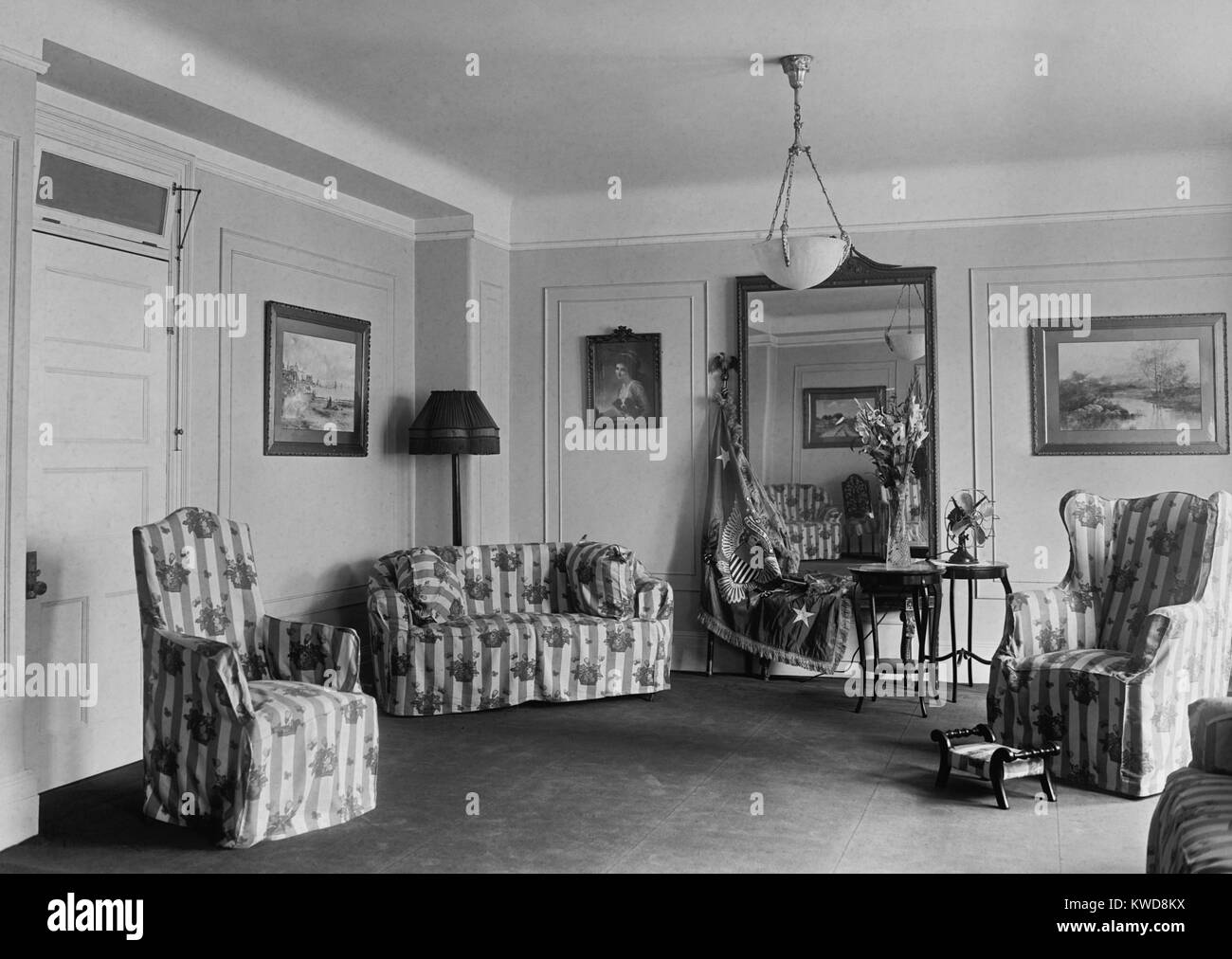 Vice President Coolidge residenza della famiglia al Willard Hotel, il 3 agosto 1923. Una bandiera presidenziale viene posato in prossimità dello specchio, poiché questa divenne la residenza di U.S. Presidente quando Warren Harding morì il giorno precedente. (BSLOC 2015 16 15) Foto Stock