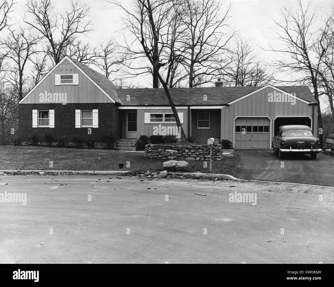 Casa suburbana in Mt. Vernon, New York, al confine della città di New York il Bronx borough. La nuova casa ha due garage auto e uno dei primi anni cinquanta Dodge auto parcheggiate nel viale di accesso (BSLOC 2016 7 18) Foto Stock