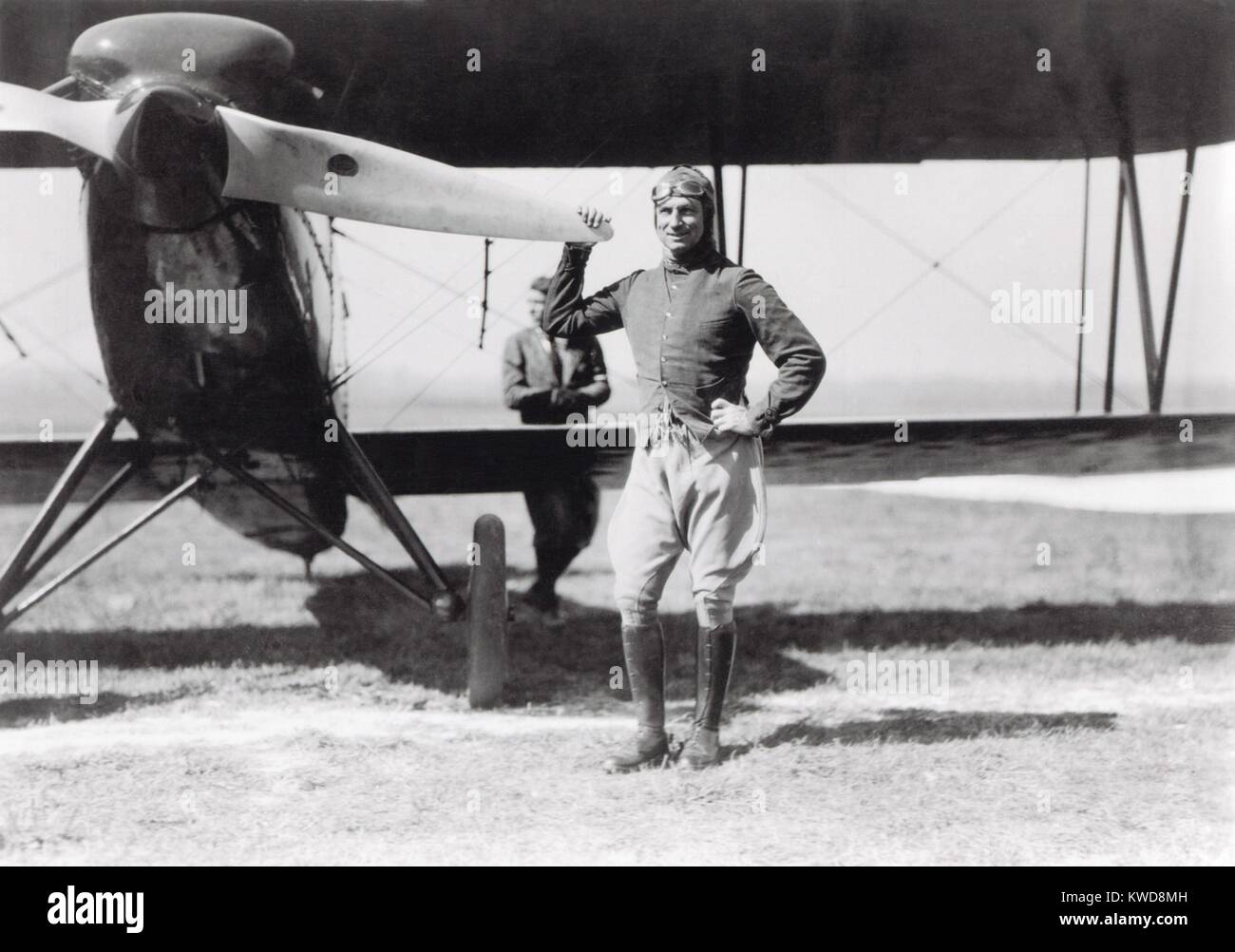 Il Brigadiere Generale Billy Mitchell, in aviator vestiti, in piedi accanto a un piano di inseguimento, 1920-25. (BSLOC 2016 7 22) Foto Stock