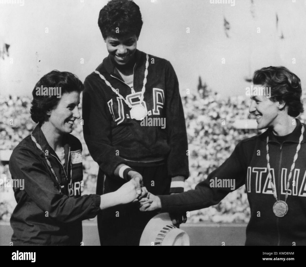 1960 Olympic vincitori delle donne a 100 metri di gara sul podio di vittoria. Prima è Wilma Rudolph DI STATI UNITI D'AMERICA. Dorothy Hyman della Gran Bretagna è seconda e Guiseppina Leone d'Italia è il terzo (BSLOC 2016 7 38) Foto Stock