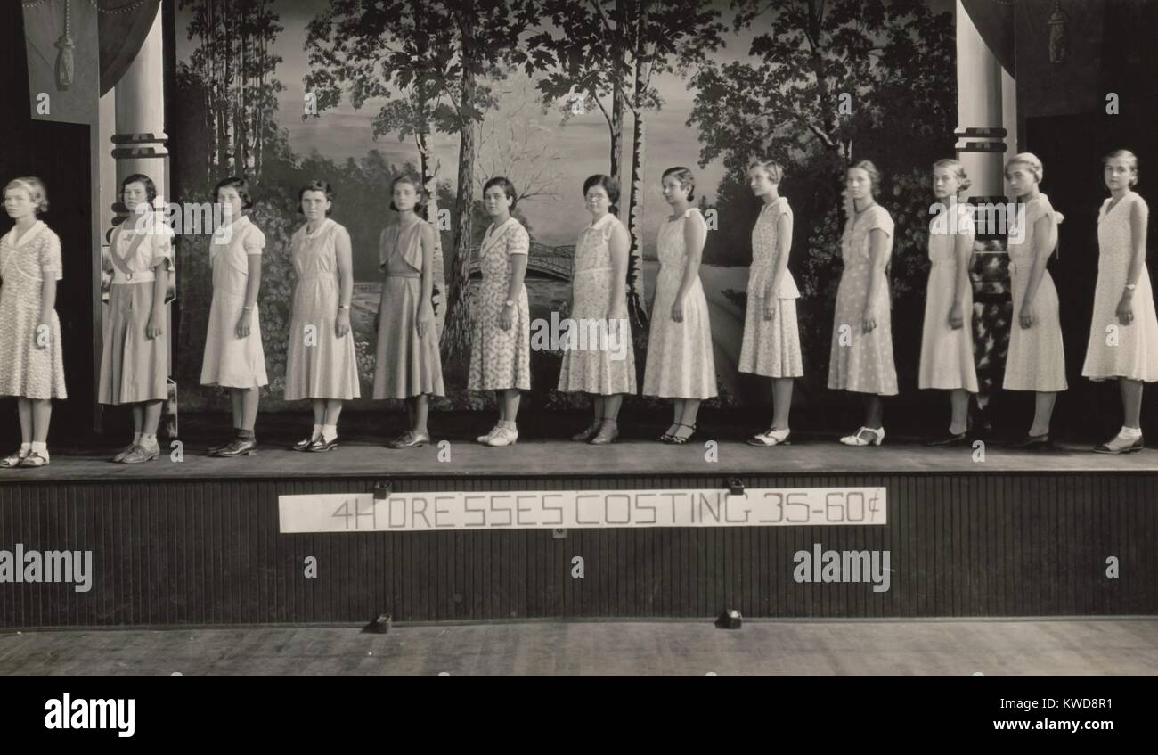 Giovani donne sul palco abiti di modellazione a 4-H Club evento, 1925-1930. Sono abiti di modellazione il fatto per il costo di 35-60 centesimi ($4,85 a $8.30 nel 2016) (BSLOC 2016 8 107) Foto Stock