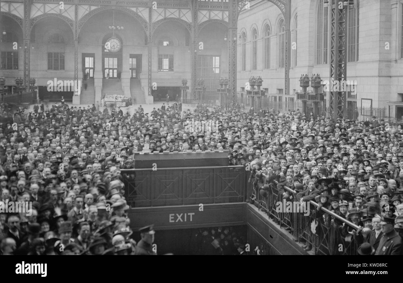 La folla si sono riuniti presso la stazione in Pennsylvania in attesa di celebrity evangelista Billy Domenica, 1915 (BSLOC 2016 8 111) Foto Stock