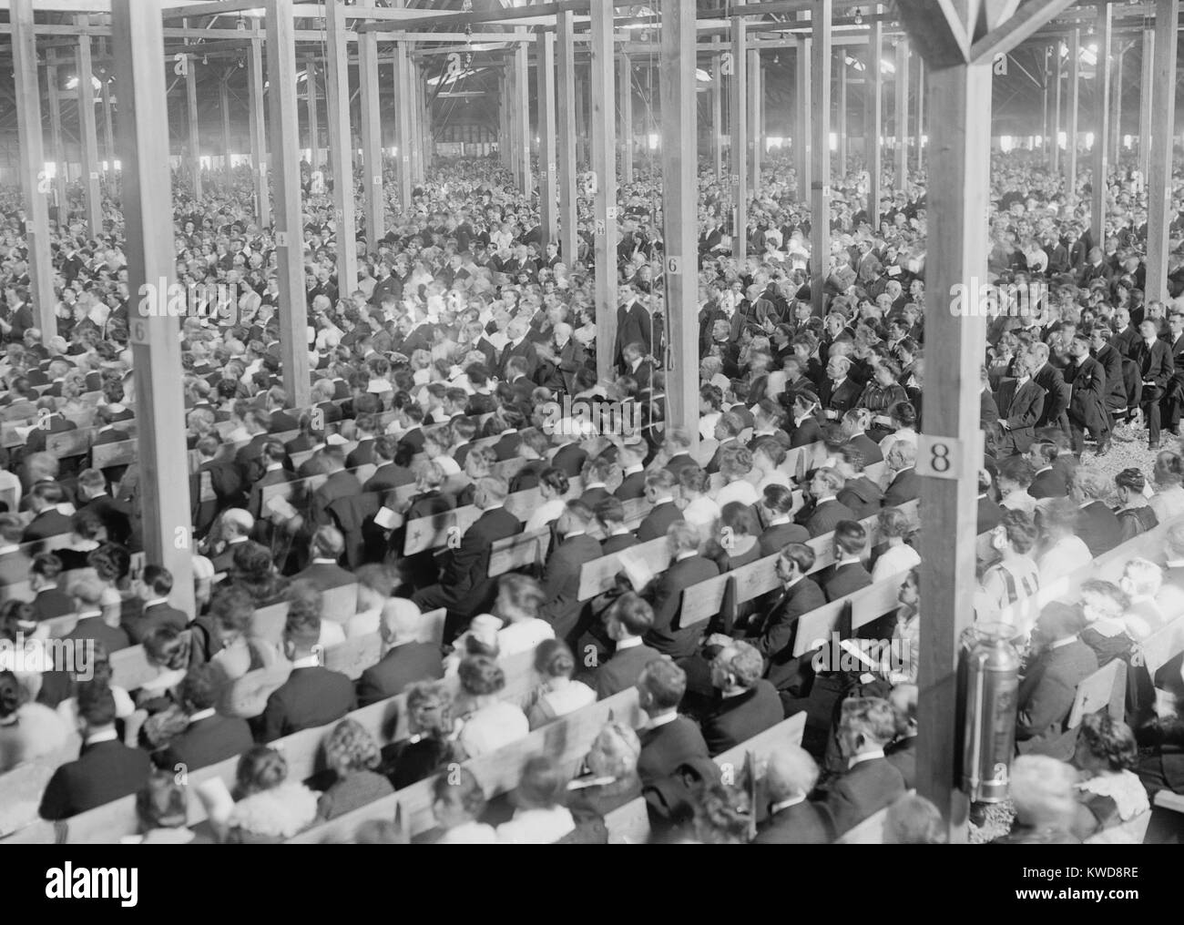 Evangelista Billy della Domenica della tenda durante una ripresa in New York City, 1917. L'enorme tenda alloggiata 18.000 e $68.000 nel 1917, ($1,386,525 nel 2016) (BSLOC 2016 8 112) Foto Stock