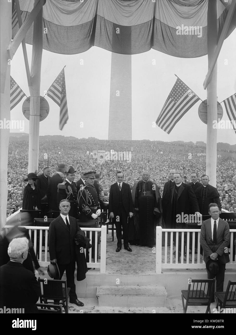 President Coolidge con l Arcivescovo William O'Connell, arcivescovo di Boston, Sett. 21, 1924. Essi sono uno degli altoparlanti piattaforma alla sfilata del Santo Nome società, un cattolico romano gli uomini la fraternità. Anche sulla revisione di stand sono: Arcivescovo Curley di (BSLOC 2016 8 126) Foto Stock