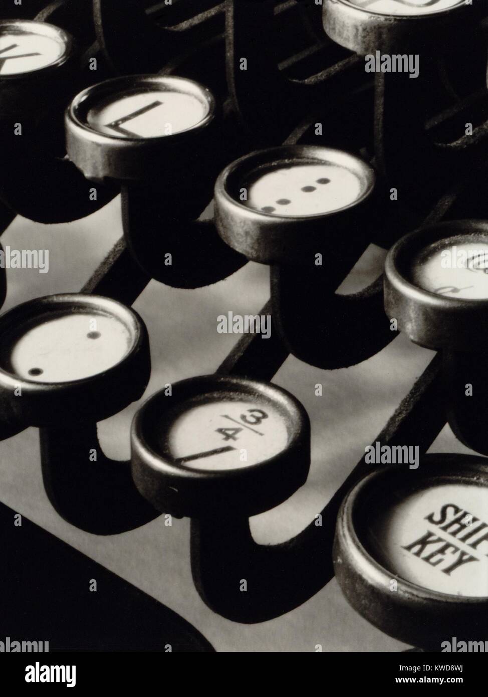 Close up fotografia dei tasti di una macchina da scrivere manuale, da Ralph Steiner, 1921 (BSLOC 2016 8 136) Foto Stock