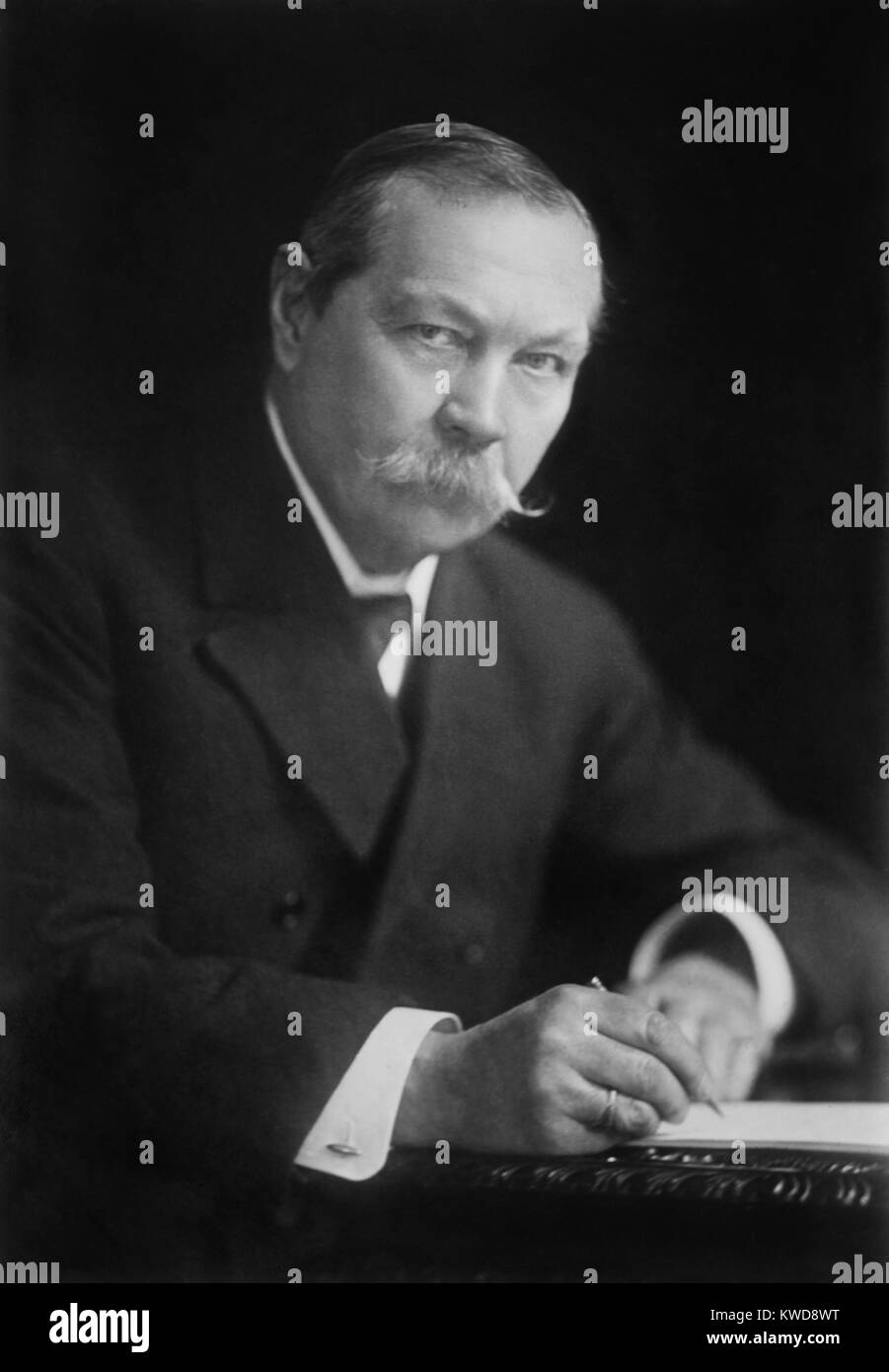 Arthur Conan Doyle, un scrittore Scotch-Irish creato il detective fittizio Sherlock Holmes, c. 1920. Numerosi suoi lavori comprendono fantasy e fantascienza, romanzi, poesia, non-fiction e romanzi storici (BSLOC 2016 8 139) Foto Stock