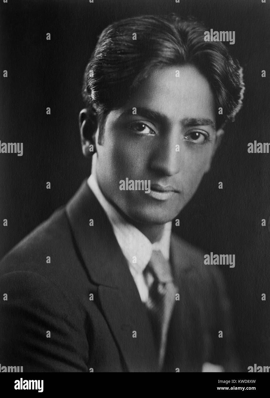 Jiddu Krishnamurti è nato in India britannica nel 1895. La sua precoce associazione con Annie Besant della Società Teosofica era rotto nel suo inizio 30s, ma lui ha continuato come un concentrato spiritualmente insegnante e pensatore. Egli si è evoluto per non avere alcuna fedeltà a qualsiasi n (BSLOC 2016 8 149) Foto Stock