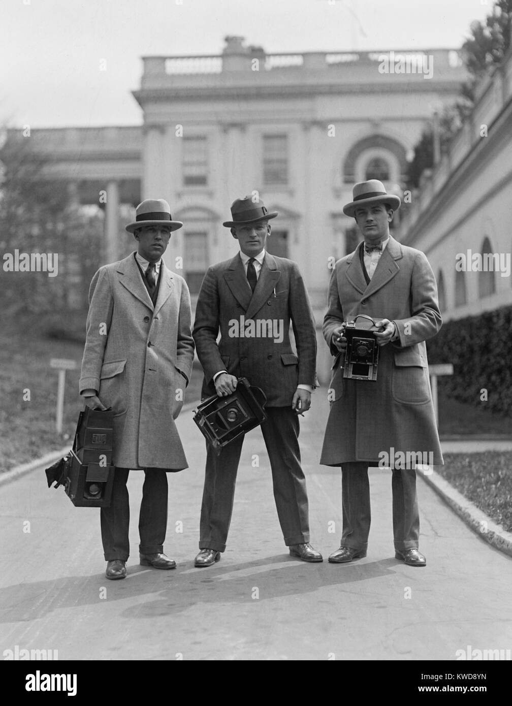 Tre fotografi di notizie al di fuori di casa bianca, c. 1920s. Il fotoreporter sulla sinistra ha una grande fotocamera mentre i suoi colleghi stanno utilizzando più leggero e più piccolo, telecamere del tipo graphflex (BSLOC 2016 8 157) Foto Stock