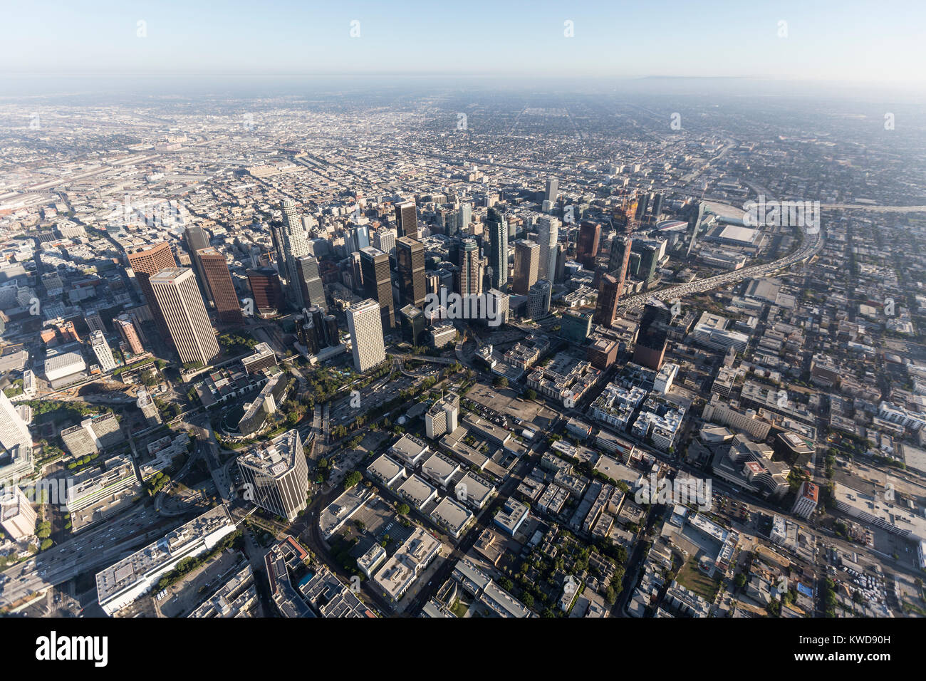 Los Angeles, California, Stati Uniti d'America - 7 Agosto 2017: Veduta aerea del centro cittadino di Los Angeles skyline e strade. Foto Stock
