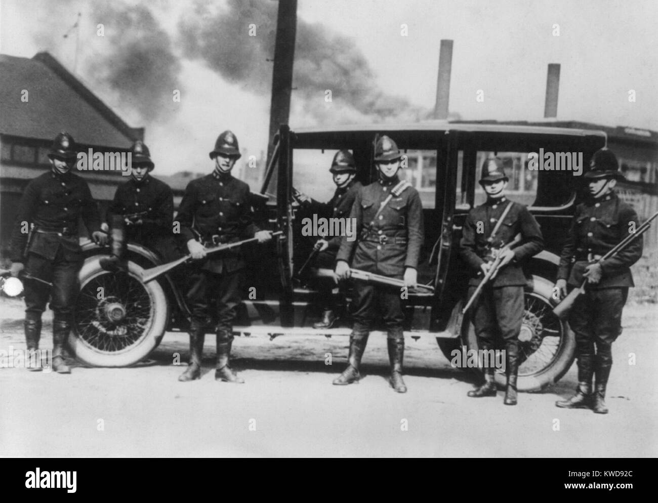 Membro troopers con riot guns attendono a dovere Farrell, Pennsylvania durante l'acciaio sciopero del 1919. Il post-guerra spaventare rosso maggiore sentimento pubblico contro i sindacati (BSLOC 2016 8 42) Foto Stock