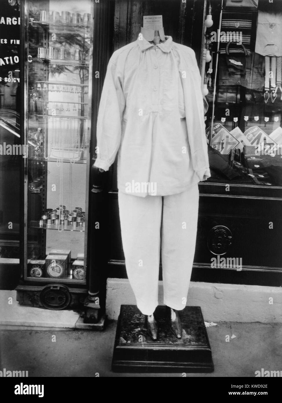 La vetrina con il manichino visualizzazione ensemble di pantaloni per le donne, Parigi, Francia. Ca. 1920. Foto di Eugene Atget. (BSLOC_2015_16_242) Foto Stock