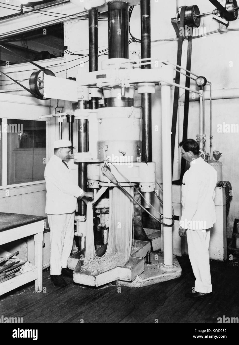 Operai operando una pressa di spaghetti al H.J. Heinz Co., Pittsburgh, PA, nel 1922 (BSLOC 2016 8 51) Foto Stock