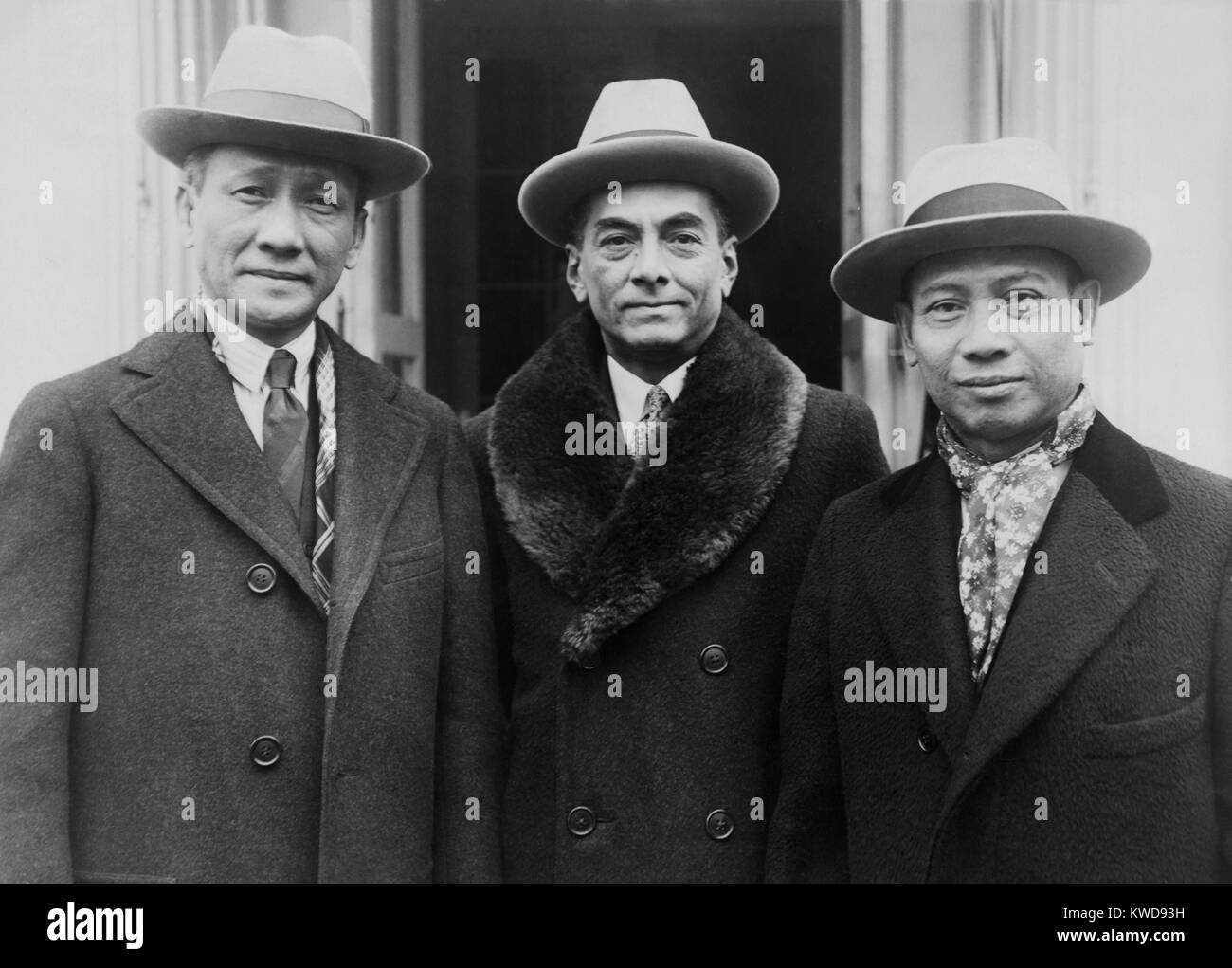 I leader filippini alla Casa Bianca dopo aver chiamato il presidente Calvin Coolidge nel 1927. L-R: Sergio Osmena, altoparlante della casa; Manuel Quezon, Presidente del Senato; e Pedro Guevara, Resident-Commissioner a Washington. Henry L. Stimson era stato rec (BSLOC 2016 8 57) Foto Stock