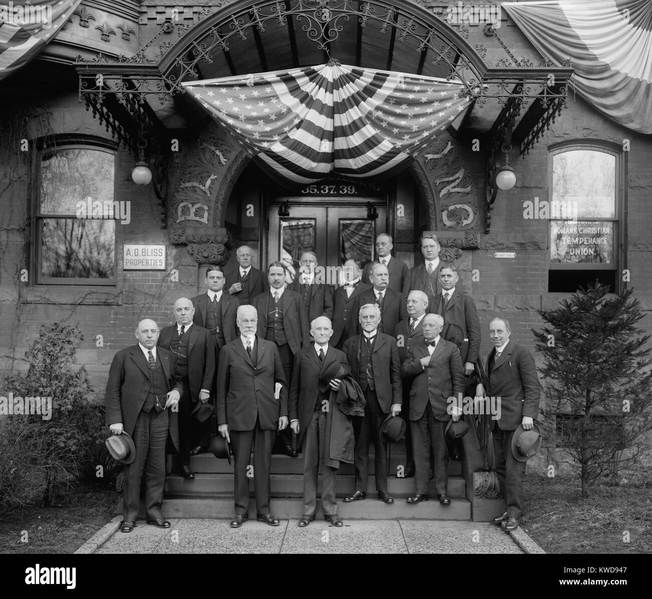 Wayne Bidwell Wheeler, (bancata anteriore, più a sinistra), il leader di successo del divieto di circolazione. Con lui sono un gruppo di uomini in piedi sui gradini della sede di Washington del National donna temperanza cristiana unione nel 1920-21 (BSLOC 2016 8 64) Foto Stock