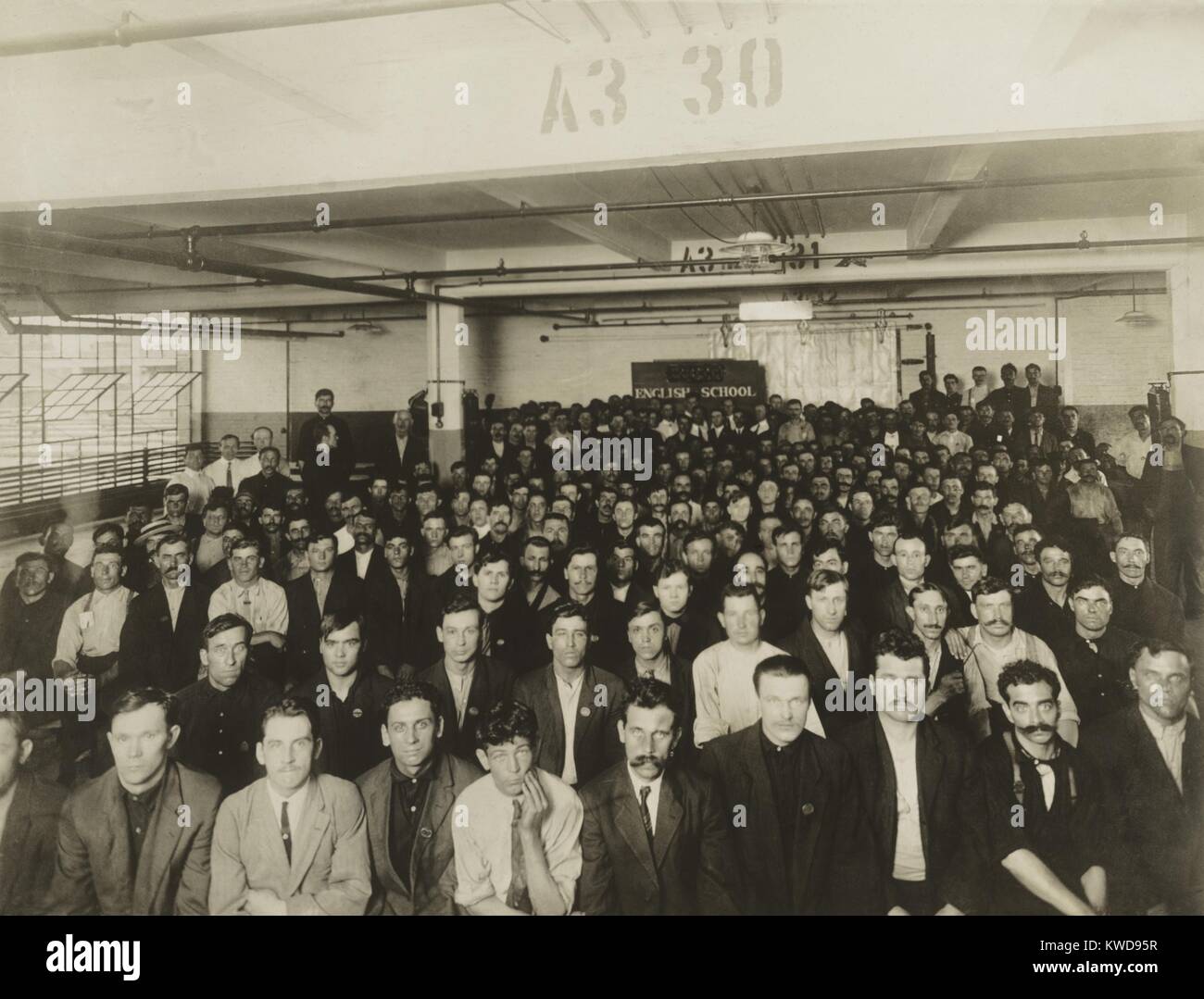 Gli immigrati di sesso maschile in classe inglese in Ford Motor Co. Fabbrica, circa 1909-20. La classe è stata data dal servizio di formazione, U.S. Dipartimento del Lavoro a Detroit, Michigan (BSLOC 2016 8 79) Foto Stock