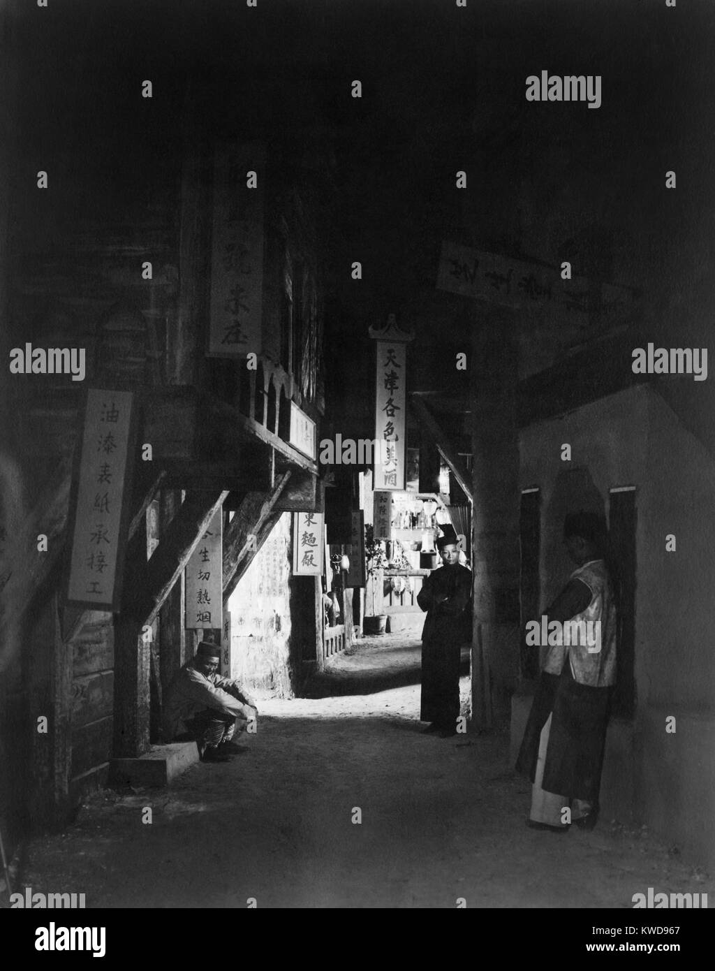 'Vicini del vicolo', da Paolo Grenbeaux. Tre uomini cinesi in un vicolo buio di Chinatown, a Los Angeles, California, c. 1922 (BSLOC 2016 8 83) Foto Stock