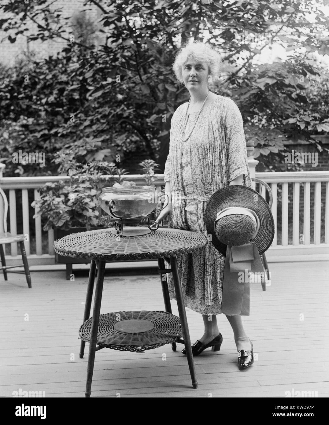 Lou Henry Hoover, futuro primo Lady, sul suo portico nel 1926. (BSLOC 2015 16 58) Foto Stock