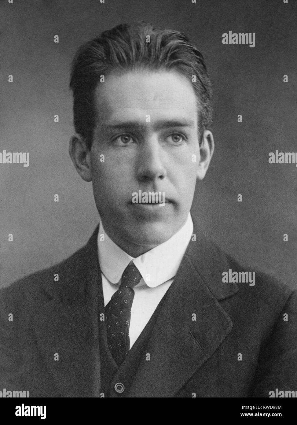 Niels Bohr, fisico danese come un giovane uomo, c. 1910. Ha ricevuto il suo dottorato all Università di Copenaghen per la sua dissertazione sulla teoria di elettroni di metalli. Egli ha ricevuto il 1922 Premio Nobel per la fisica per le sue scoperte sulla struttura atomica e teoria quantistica (BSLOC 2016 10 1) Foto Stock
