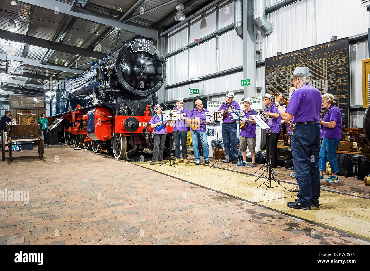 Un West Midlands Ukelele band dando una improvvisata performance all'interno del capannone motore museum a Highleye Shropshire REGNO UNITO Foto Stock