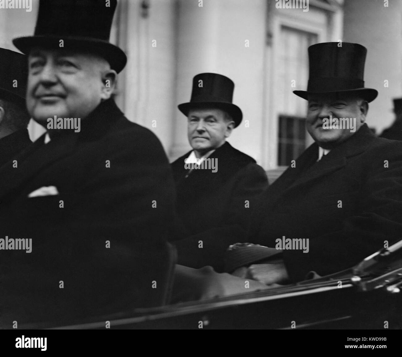 Presidente Calvin Coolidge e presidente-eletto Herbert Hoover il giorno dell'inaugurazione, il 4 marzo 1929. Hoover sconfitto New York Democrat Alfred Smith con 58% del voto popolare. L-R: Non identificato, Coolidge, Hoover. (BSLOC 2015 16 73) Foto Stock