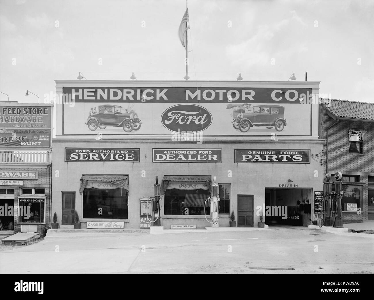 Hendrick Motor Co. a Washington D.C. nel 1920s. Essi pubblicizzati come authorized concessionario Ford, che fornisce autorizzati servizio di Ford e Ford originali parti (BSLOC 2016 10 114) Foto Stock