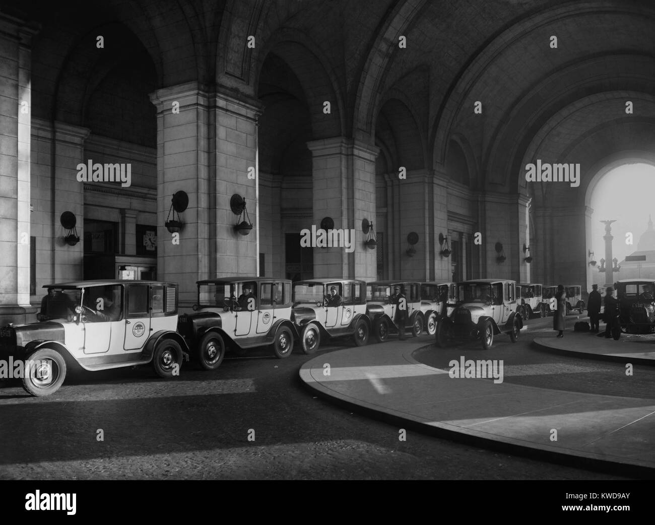 Bianco e Nero Taxi Co. in piedi alla stazione Union, Washington, D.C., 1924 (BSLOC 2016 10 121) Foto Stock