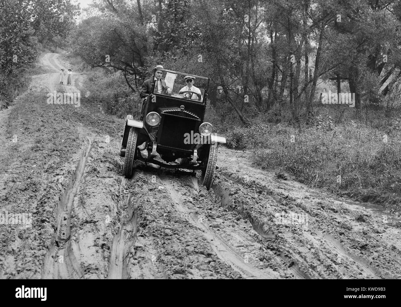 Carrello Duplex con trazione a quattro ruote motrici si sposta in avanti su sterrato, strada fangosa nei pressi di Culpeper, Virginia, c. 1918-21 (BSLOC 2016 10 122) Foto Stock
